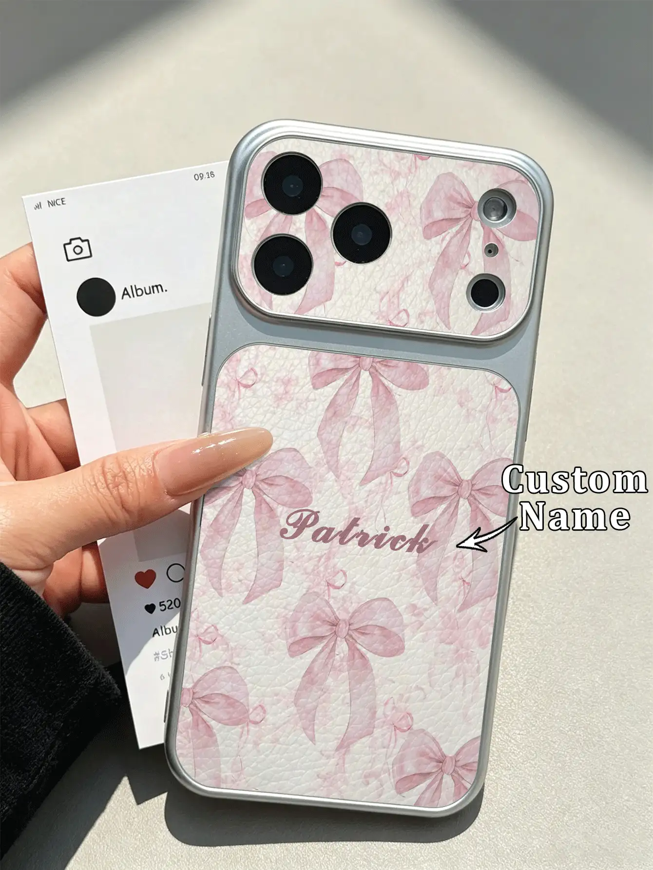 1 buah Casing Ponsel Kustom dengan Nama, Pita Merah Muda Lembut & Pola Bunga, Lapisan Logam Perak, Tekstur Kulit Leci, Jendela Besar, Lensa Pelindung Penuh, Kompatibel dengan iPhone 17ProMax/16Pro/15Pro/14 Plus/13 Pro/12 Pro Max/11/XsMax Aksesoris Ponsel - Putih - View 2