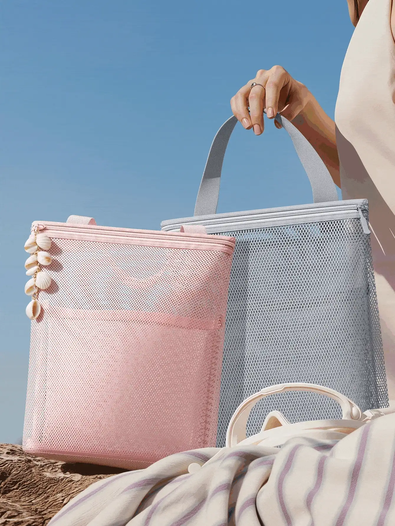 Large Waterproof Hanging Toiletry Bag, Multi-Functional Shaving And Grooming Kit Storage Bag, Can Store Lipstick, Makeup Brushes, Skincare Products, Phone, Coins And Small Items, Suitable For Home, Travel, Swimming, Gym, Dorm - Multicolor - View 3