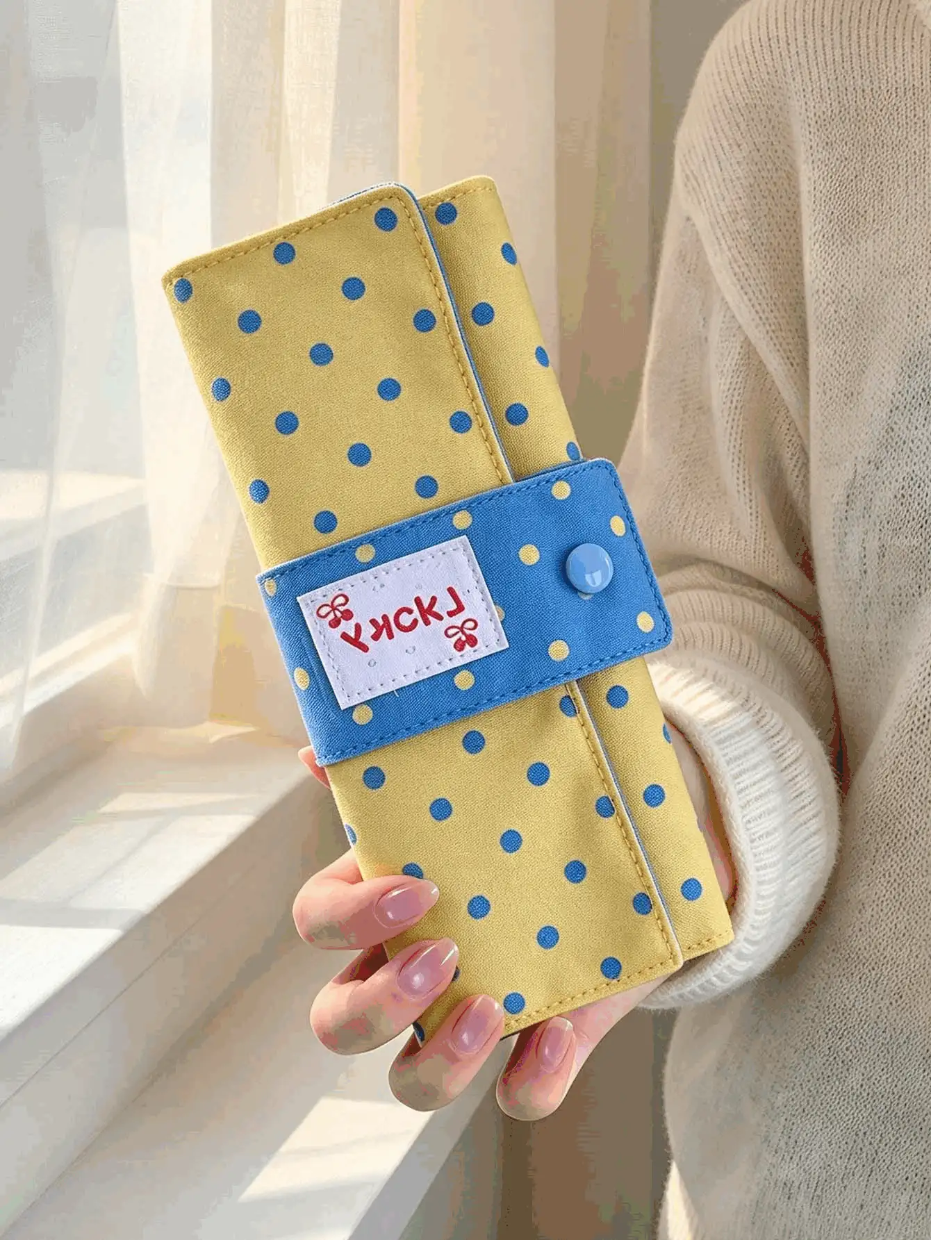 1pc Retro Style Fabric Polka Dot Roll-Up Makeup Brush Bag, Snap Button Strap & Label Decor, Multi-Slit Pockets & Zipper Compartment, Portable Cosmetic Storage Pouch, Travel Makeup Organizer For Vacation, Daily Trip, Bathroom & Vanity Table Use - View 3
