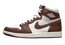 Giày Nike Air Jordan 1 Retro High OG "Light Madder Root" mang đến kiểu dáng cổ cao, chất liệu da cao cấp nhiều màu sắc, thiết kế lấy cảm hứng từ phong cách retro, đệm êm ái, độ rộng tiêu chuẩn và phong cách thể thao cổ điển dành cho người lớn cả nam và nữ. - Nâu sẫm/trắng đục - Xem 1