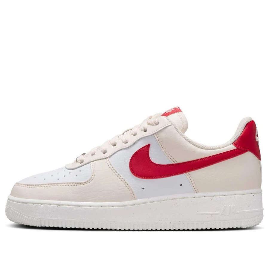 Nike Air Force 1 女款休闲鞋,轻盈缓震,透气舒适,厚底设计,饰有品牌标志,亲肤百搭,适合日常穿着、健身、通勤、下班后休闲旅行等场合。货号:DC9486-109 - 象牙色/米色/紅色 - 查看 1