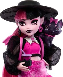 Mattel Monster High 德古拉烏拉娃娃 – 標誌性吸血鬼時尚娃娃，配有招牌粉色與黑色服裝及配件，陰森時尚想像力遊戲，適合6歲以上兒童的禮物，Monster High 粉絲生日禮物，適合娃娃愛好者 - 彩色 - 查看 4