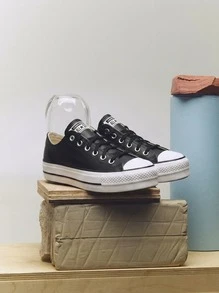 Converse 匡威厚底升降低帮女式运动鞋，皮革鞋面，星形标志，舒适运动鞋型，都市校园日常时尚黑色，8码，货号561681C - 黑白 - 查看 1