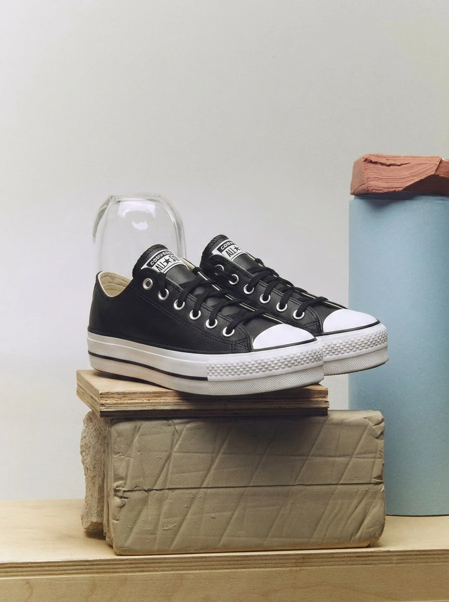 Converse 匡威厚底升降低帮女式运动鞋,皮革鞋面,星形标志,舒适运动鞋型,都市校园日常时尚黑色,8码,货号561681C - 黑白 - 查看 1