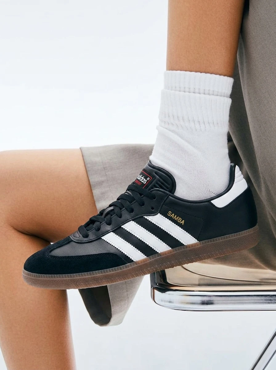 Adidas Samba Junior室内足球鞋,真皮鞋面,防滑橡胶外底,耐穿舒适,标准版型,系带设计,适合健身房训练、学校运动和日常穿着,男女童通用,黑色 IF1945 - 黑色 - 查看 1