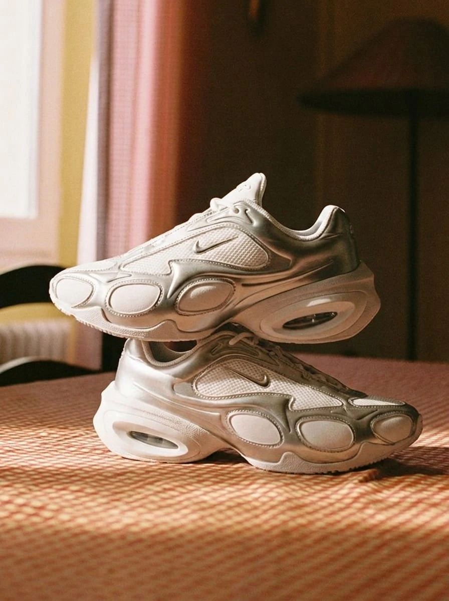 Nike Air Max Muse 男式运动鞋，白色皮革，搭配金属银色覆层、纹理网眼和斜角气泡，时尚舒适，FV1920-100 - 白色/金屬銀色 - 查看 1