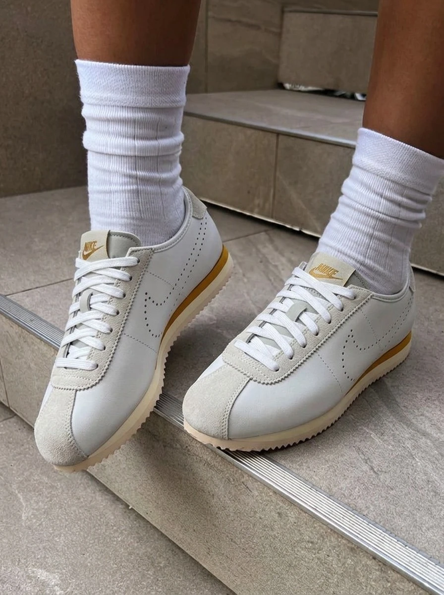 Nike Cortez 女款休闲鞋,轻便缓震,透气舒适,厚底设计,饰有品牌标志,亲肤百搭,适合日常、健身、通勤、下班后休闲旅行、约会等场合,白色 HQ1841-100 - 白色/古銅色-淺骨色-椰奶白 - 查看 1