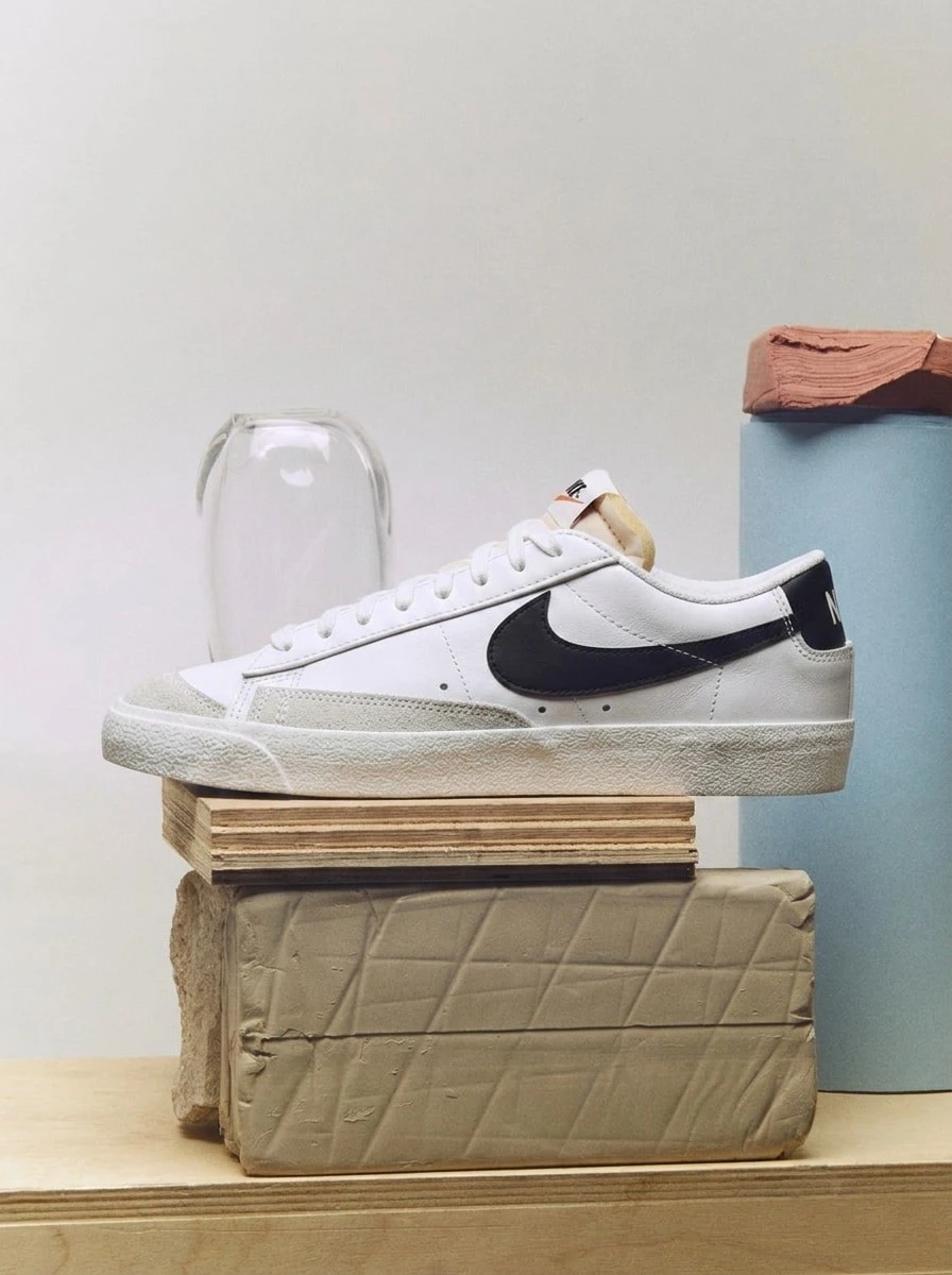 Nike Blazer Low '77 女式运动鞋低帮运动休闲健身日常穿着舒适易搭配白色 DC4769-102 - 黑白 - 查看 1