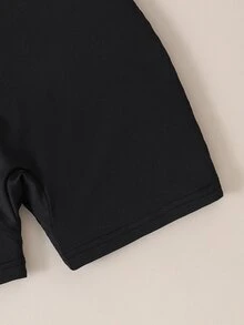 SHEIN 青少年女孩 2件組 短袖圓領白色短版T恤與黑色吊帶連身褲，休閒夏季街頭風，度假穿搭 - 黑與白 - 查看 5