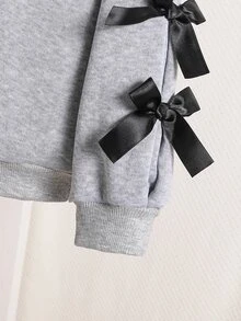 SHEIN Genkimix Kids 年轻女孩和年轻女孩灰色休闲圆领运动衫，带 3D 蝴蝶结，适合秋冬季，适合搭配各种外套、大衣、夹克、裤子和裙子，适合日常休闲穿着，适合各种放松场合 - 灰色 - 查看 3