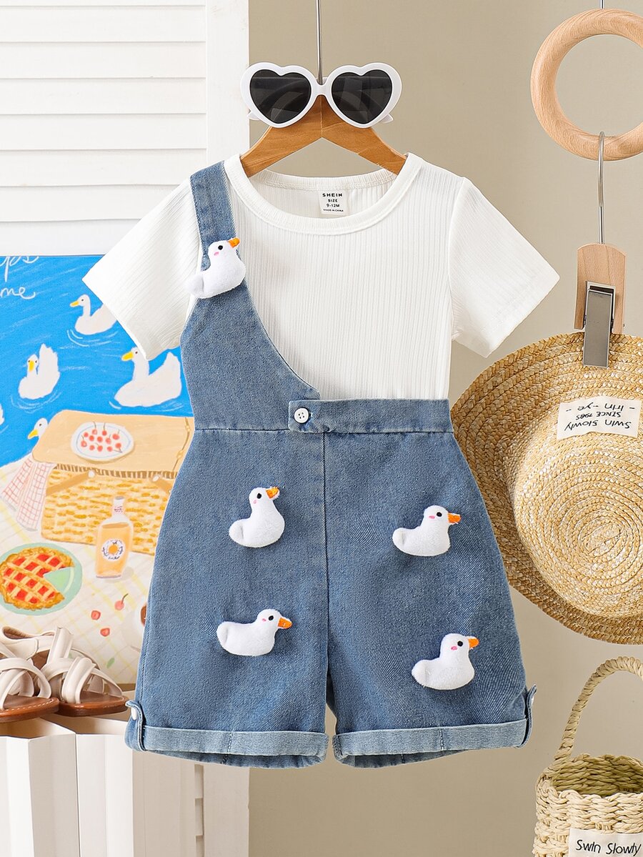 SHEIN Playful Pals 女嬰夏季套裝 海軍藍牛仔吊帶短褲 3D卡通鴨圖案 簡約白色T恤 可愛休閒度假穿搭 幼兒套裝 機場穿搭
