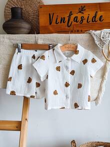 SHEIN Vintaside Kids 2件組男嬰卡通熊印花短袖單排扣上衣與短褲休閒可愛趣味套裝 白色夏季家庭拍照穿搭 - 白色 - 查看 4