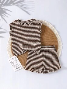 SHEIN X GALILEA Playful Pals 2件組女童夏季無袖套裝，家庭款花卉與格紋軟舒適戶外穿著，洋紅色上衣+短褲，寬鬆休閒卡通套裝 - 卡其色 - 查看 2