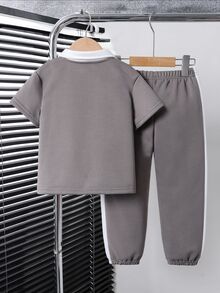 SHEIN Genkimix Kids 2件組小男孩休閒 Polo 衫套裝，白色，夏季，上衣配對比縫線與梭織標籤裝飾，長褲配拼接設計 - 彩色 - 查看 2