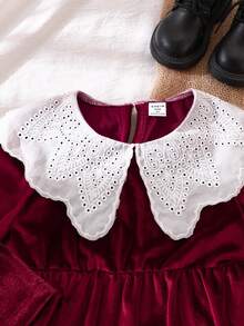 SHEIN Elladie kids 年轻女孩的勃艮第天鹅绒连衣裙，采用柔软的天鹅绒面料，质地光滑，光泽，搭配白色蕾丝花边领口，打造甜美优雅的外观，领口边缘可见精致纹理，更显精致 - 酒紅色 - 查看 5