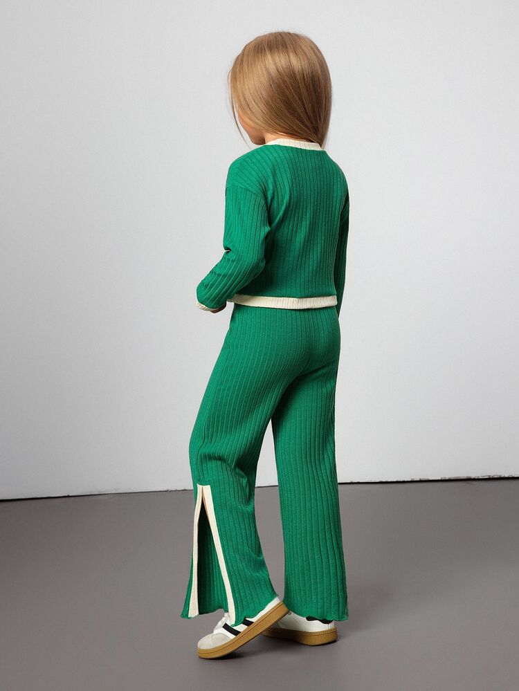 SHEIN Set de 2 piezas: Top casual en beige con parches y pantalones de pierna acampanada con contraste en verde, adecuado para primavera, otoño e invierno, para niñas jóvenes. - Multicolor - Añade 2