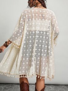 Freevana 大码和服，大码沙滩装，V领七分袖外套，休闲度假上衣，防晒服饰，袖口和下摆饰有流苏，几何蕾丝图案，镂空上衣 - 杏色 - 查看 3