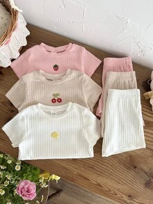 SHEIN 6件組女嬰粉色與白色夏季休閒端莊可愛家庭套裝 羅紋針織短袖上衣與短褲套裝 櫻桃草莓圖案 - 彩色 - 查看 7