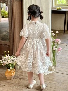 SHEIN 小女孩花卉刺绣薄纱荷叶边袖可爱连衣裙 - 米色 - 查看 2