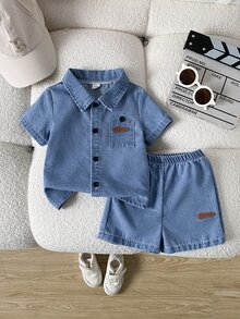 SHEIN Playful Pals 2件組嬰兒男寶寶夏季海軍藍丹寧套裝 時尚翻領短袖開襟上衣短褲 極簡熱帶風 簡約休閒海灘度假風 - 藍色 - 查看 1