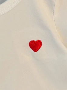 SHEIN Playful Pals 2件組女嬰夏季白色短袖T恤配黑色刺繡愛心黑白條紋長褲套裝，休閒端莊可愛，適合度假、上學與體育活動 - 白色 - 查看 3