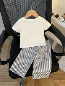 SHEIN Playful Pals 2件組女嬰夏季白色短袖T恤配黑色刺繡愛心黑白條紋長褲套裝，休閒端莊可愛，適合度假、上學與體育活動 - 白色 - 查看 2