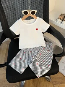 SHEIN Playful Pals 2件組女嬰夏季白色短袖T恤配黑色刺繡愛心黑白條紋長褲套裝，休閒端莊可愛，適合度假、上學與體育活動 - 白色 - 查看 1