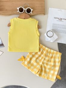 SHEIN Playful Pals 女嬰夏季淡黃色淺黃色紋理無袖上衣與格紋短褲套裝，附蝴蝶結裝飾，日常穿搭度假家庭拍照可愛造型 - 黃色 - 查看 3
