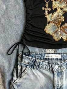 SHEIN EZwear 2026 Y2K 女款復古花卉刺繡無袖細肩帶背心，黑色與金色，夏季 70 年代風格，夜店派對，棉混紡抽繩前綁帶短版上衣 - 彩色 - 查看 3