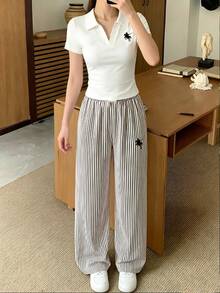 青少年女孩休閒運動套裝，POLO領貼身上衣配小胸前印花，寬腿垂墜版型長褲，適合居家/健身/外出，極簡優雅V領POLO上衣+條紋寬腿長褲套裝，夏季清新百搭通勤休閒兩件套 - 白色 - 查看 7