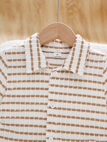 SHEIN 男童休闲度假仿针织条纹褶皱面料不对称竖条纹短袖针织衬衫，适合夏季度假、休闲、旅行和商务场合。 - 卡其色 - 查看 3