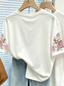 Resyla 花卉、蝴蝶和流苏仿珍珠刺绣印花大码女式休闲圆领短袖T恤，白色花卉图案上衣，适合夏季日常穿着和度假。 - 黑色 - 查看 2