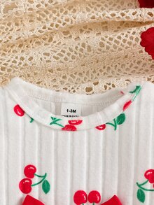 SHEIN 這套 2 件式女嬰套裝走休閒可愛甜美韓風，包含白色長袖修身上衣，飾有蝴蝶結細節與櫻桃印花圓領，搭配純紅色鬆緊腰長褲，適合秋冬日常穿著、公園野餐、遊樂園、度假、拍照及其他室內外活動 - 彩色 - 查看 6