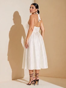 SHEIN BAE CURVE 女款大尺碼優雅束腰全白夏季婚禮雞尾酒正式晚宴禮服，提花露背掛脖V領無袖設計 - 白色 - 查看 2