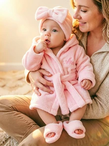 SHEIN Set Jubah Mandi Bayi Perempuan Warna Pink Muda untuk Fotografi, Dilengkapi Topi Turban dan Sandal Mini yang Serasi, Perlengkapan Pemotretan Bayi Keluarga yang Lucu untuk Musim Gugur. - Baby Pink - View 8