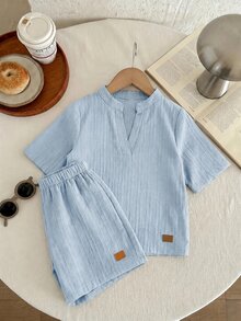 SHEIN 2件組兒童小男孩休閒短袖V領上衣與短褲套裝 - 淺藍色 - 查看 5