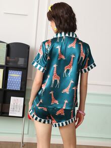 Chillnights Bộ đồ ngủ nữ satin cổ bẻ mở trước họa tiết hươu cao cổ trẻ trung - Nhiều màu - Xem 2