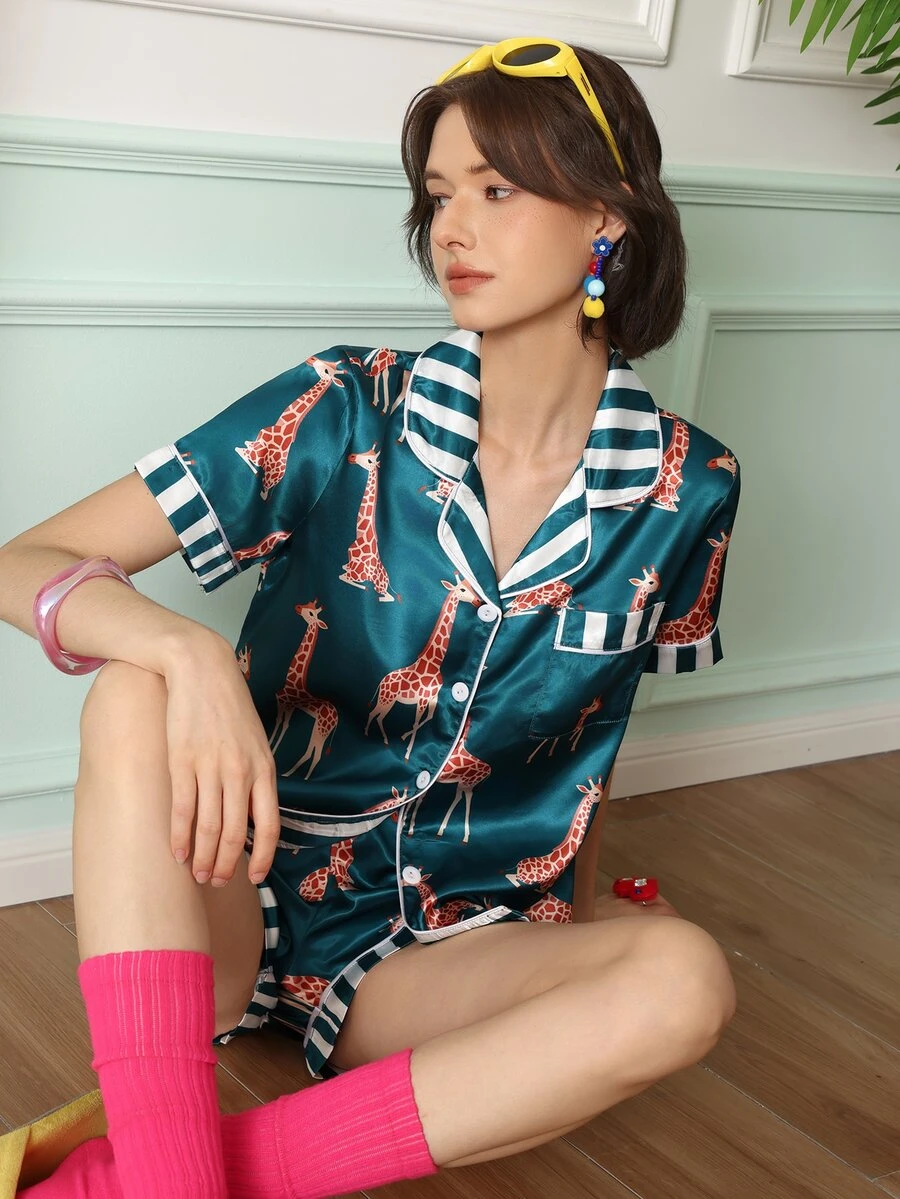 Chillnights Bộ đồ ngủ nữ satin cổ bẻ mở trước họa tiết hươu cao cổ trẻ trung - Nhiều màu - Xem 1