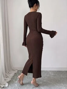 Modelyn 優雅女款修身V領長袖中長洋裝，附荷葉邊飾與側開衩，顯瘦設計 - 棕色 - 查看 6