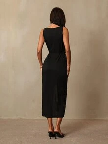 HautHeat Gaun Tidur Pas Badan dengan Belahan Tinggi dan Motif Renda Asimetris - Hitam - View 2