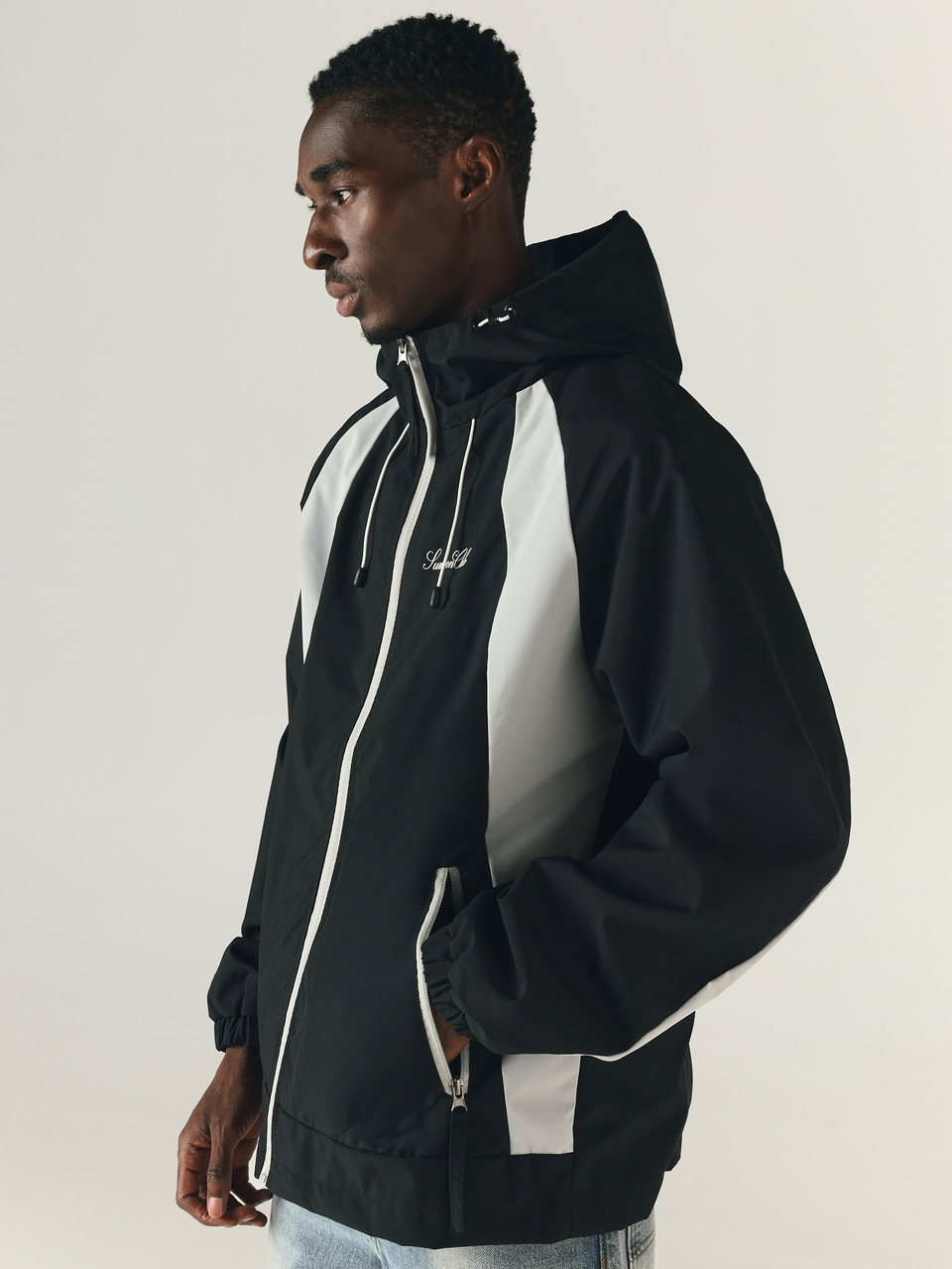 Veste coupe-vent surdimensionnée Club avec capuche, fermeture éclair, panneaux de couleur blanche et imprimé logo script
