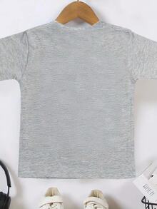 SHEIN 小男孩休闲舒适时尚可爱淘气浣熊戴太阳镜和“某人的野性孩子”图案短袖圆领T恤 - 灰色 - 查看 2