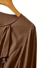 Velvienne 大尺碼女款優雅長袖鈕扣襯衫，附荷葉邊飾 - 咖啡棕 - 查看 5