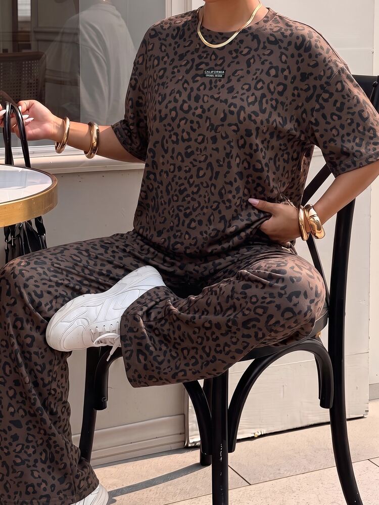 SHEIN EZwear طقم نسائي من قطعتين بطبعة نمر، تي شيرت بياقة دائرية وأكمام منسدلة وبنطلون، مقاسات كبيرة، بني شوكولاتة، صيفي، مناسب للعطلات والمكتب، ستايل تقليدي - بني - مشاهدة 1