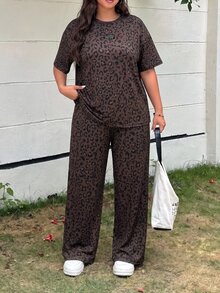 SHEIN EZwear 豹紋女款大尺碼圓領落肩袖T恤與長褲兩件套，巧克力棕色，適合度假與辦公，夏季傳統風格 - 棕色 - 查看 3