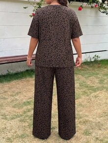 SHEIN EZwear 豹紋女款大尺碼圓領落肩袖T恤與長褲兩件套，巧克力棕色，適合度假與辦公，夏季傳統風格 - 棕色 - 查看 2