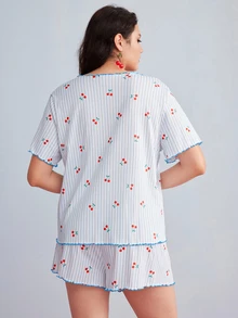Elorette 大码女式圆领荷叶边蓝色条纹樱桃印花罗纹针织短袖上衣和短裤，休闲浪漫睡衣套装 - 藍色 - 查看 4