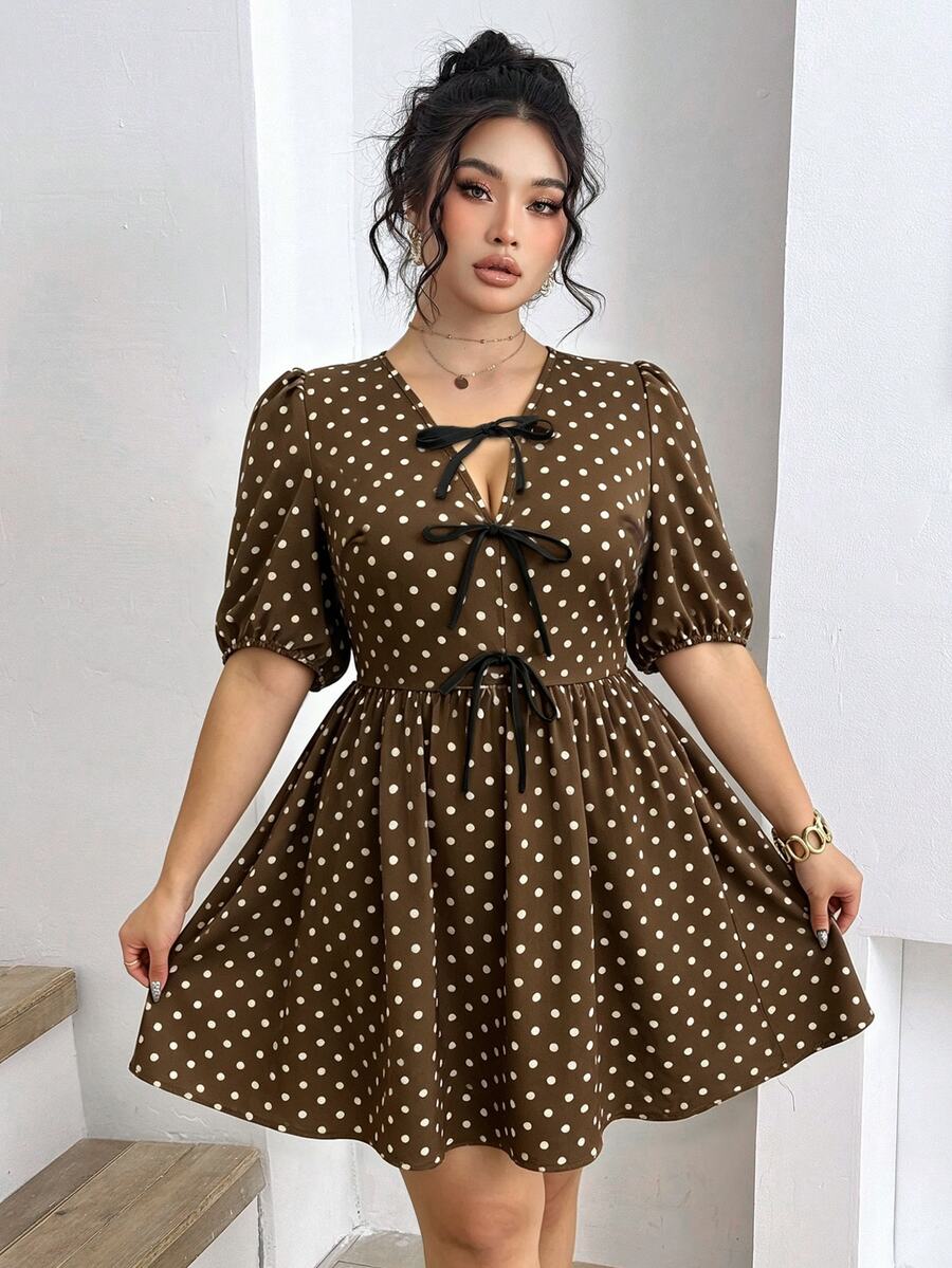 SHEIN Clasi 大尺碼女款波點印花V領蝴蝶結泡泡袖中長洋裝,適合日常通勤與優雅外出 - 棕色 - 查看 1