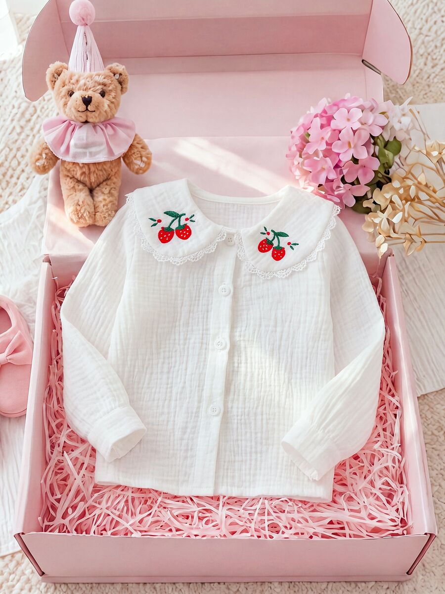SHEIN 1件女嬰幼兒女童休閒法式白色刺繡草莓蕾絲彼得潘領荷葉邊長袖上衣，適合派對、度假、春秋冬季