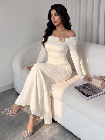 Modelyn فستان أنيق مصمم بأكمام طويلة منسدلة عن الكتف وذيل سمكة مع ديكور معدني